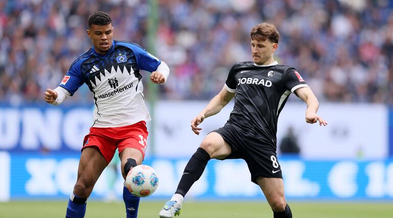 Maximilian Eggestein und Ransford Königsdörffer kämpfen um den Ball.