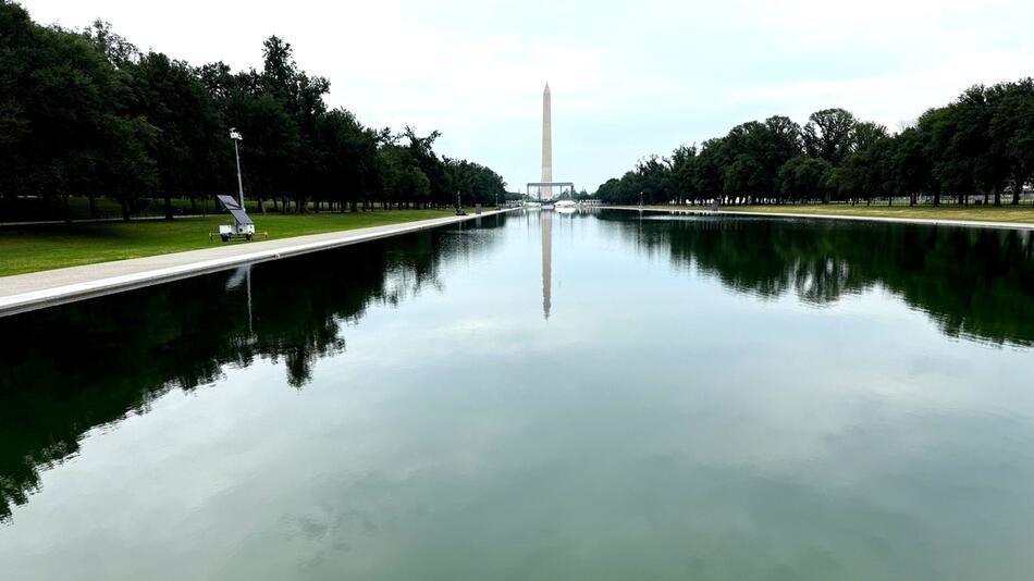 Plötzlich ist das Wasser grün: Trump tobt nach Pool-Pleite