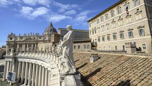 Blick auf die Fassade des Apostolischen Palasts in Rom