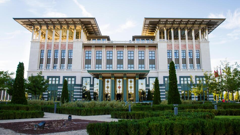 Polit-Prominenz im Protzpalast, Regierungskritiker in U-Haft