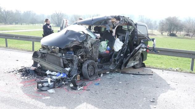 Kreis Esslingen: Autofahrerin stirbt nach Zusammenstoß mit Lastwagen
