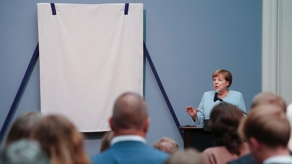 "Da häng' ich dann eben" - Merkel-Porträt zieht ins Kanzleramt ein
