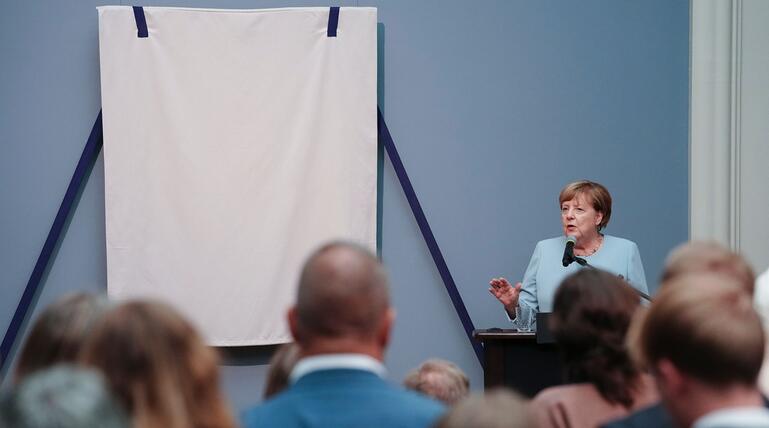 Präsentation von Porträt von Ex-Kanzlerin Merkel