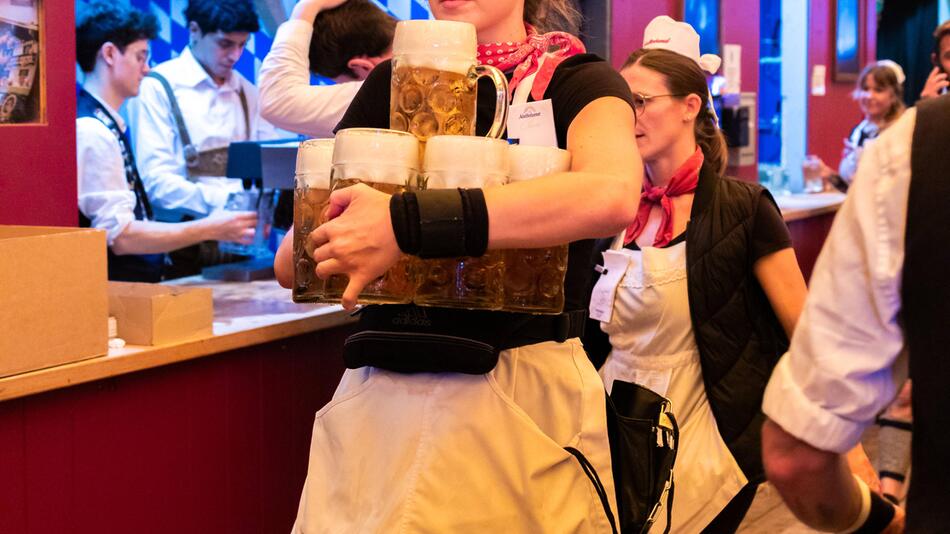 Kellnerinnen retten Oktoberfest-Besucher das Leben