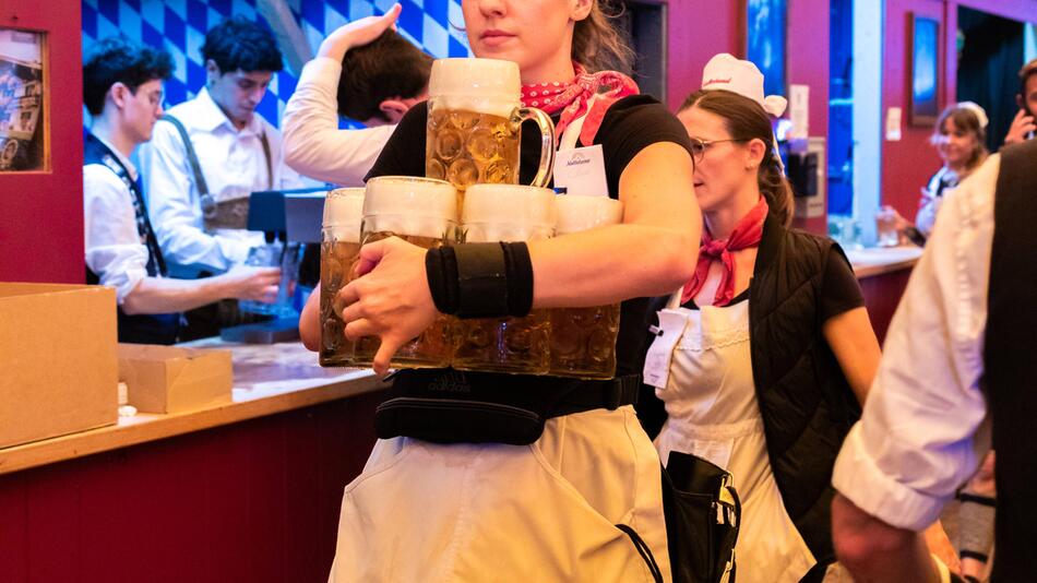 Kellnerinnen retten Oktoberfest-Besucher das Leben