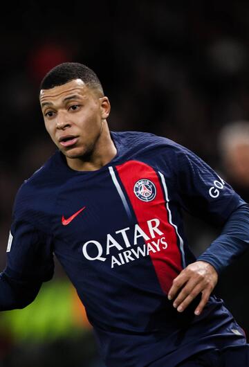 Kylian Mbappe (PSG) bekommt einen hohen Ball zugespielt