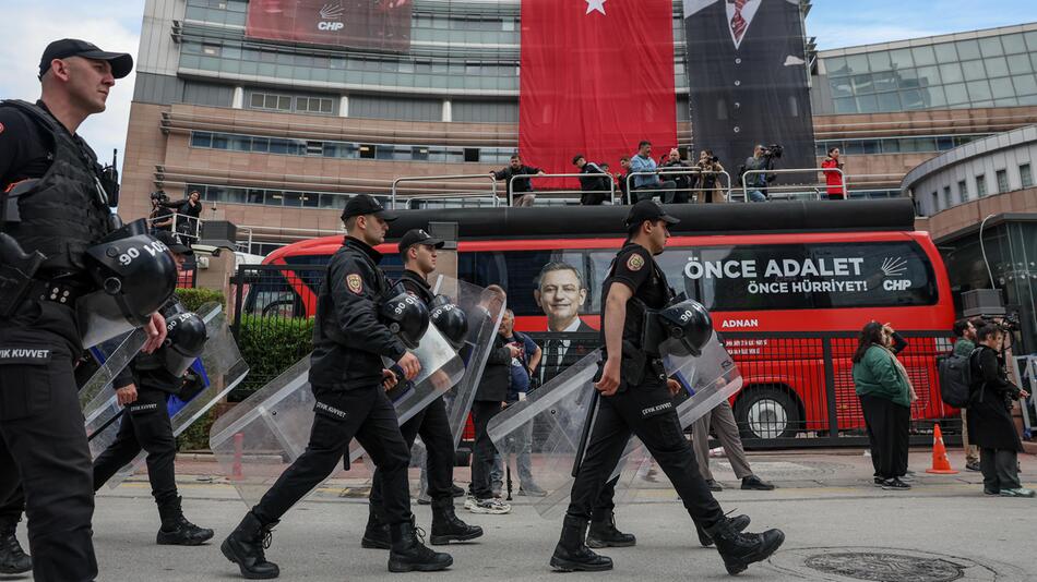 Mit Tränengas: Türkische Polizei stürmt Zentrale der Opposition
