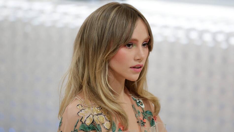 Model und Sängerin Suki Waterhouse mit einem märchenhaft-verspielten frischen Make-up-Look in ...