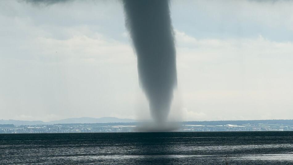 Tornado bildet sich auf dem Bodensee