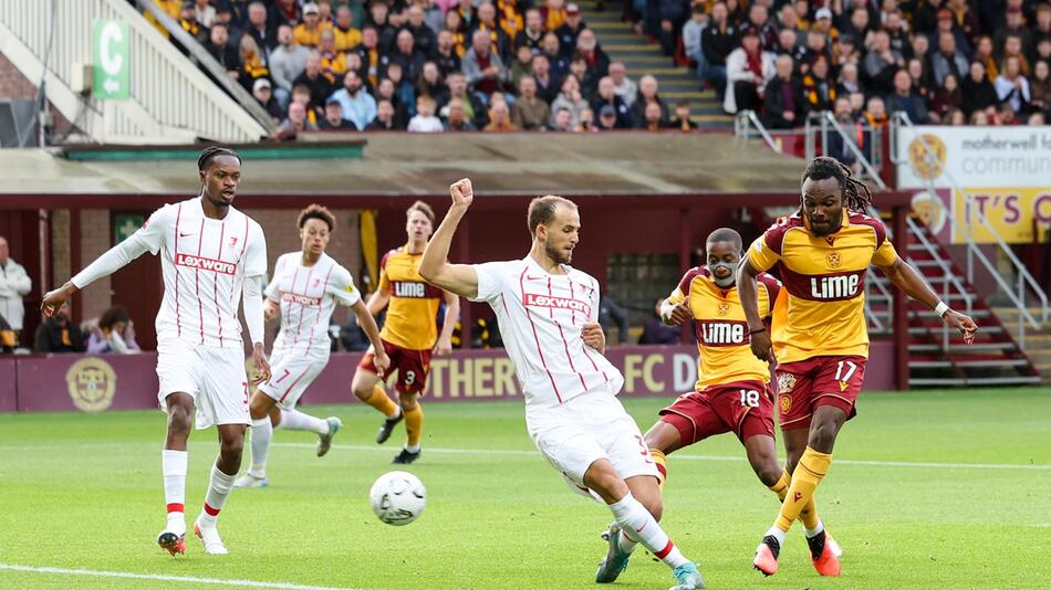 Freiburg geht nach Elfmeter in Führung - Rote Karte für Motherwell