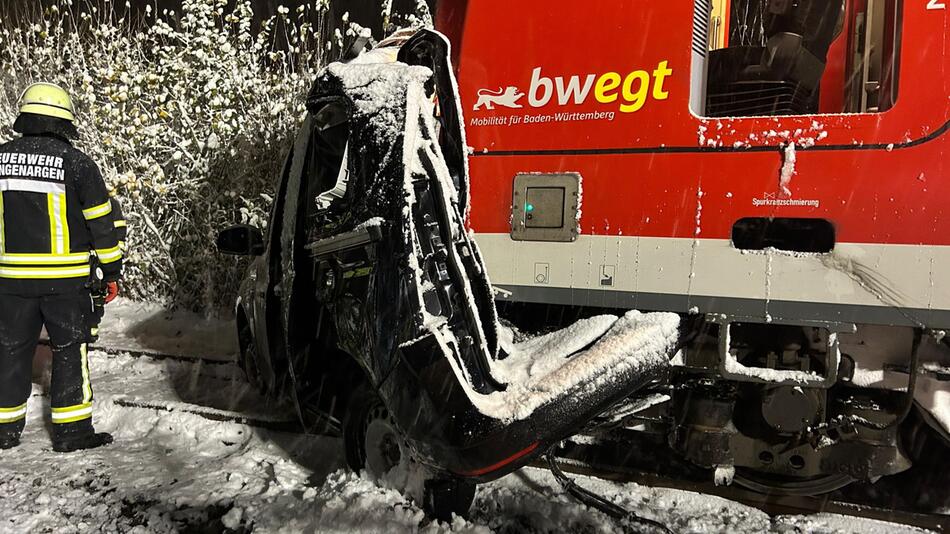 Auto auf Gleisen festgefahren - Kolliosion mit ZUg