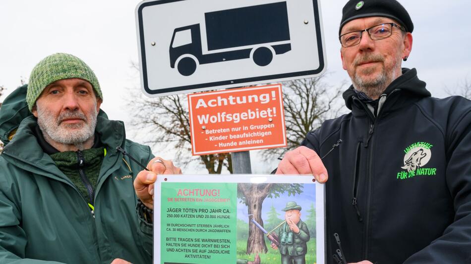 Protest eines Antiwilderei-Bündnisses gegen Wolfswarnschilder