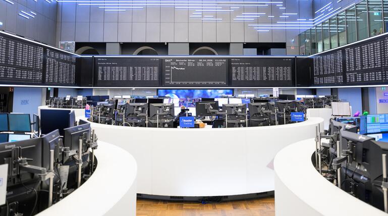 Blick auf das Börsenparkett mit Anzeigetafeln in der Frankfurter Börse.