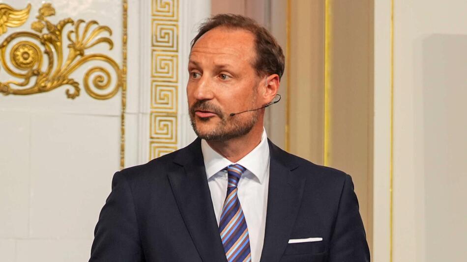 Haakon wird bei Worten über seine schwer kranke Frau emotional