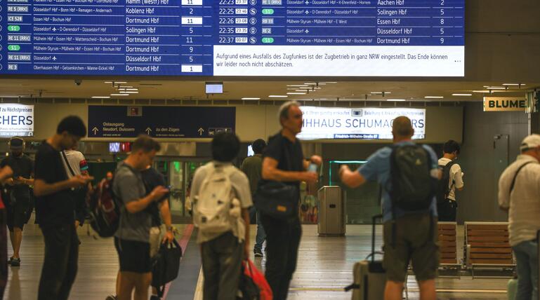 Bahnverkehr wegen Funkstörung bundesweit eingestellt