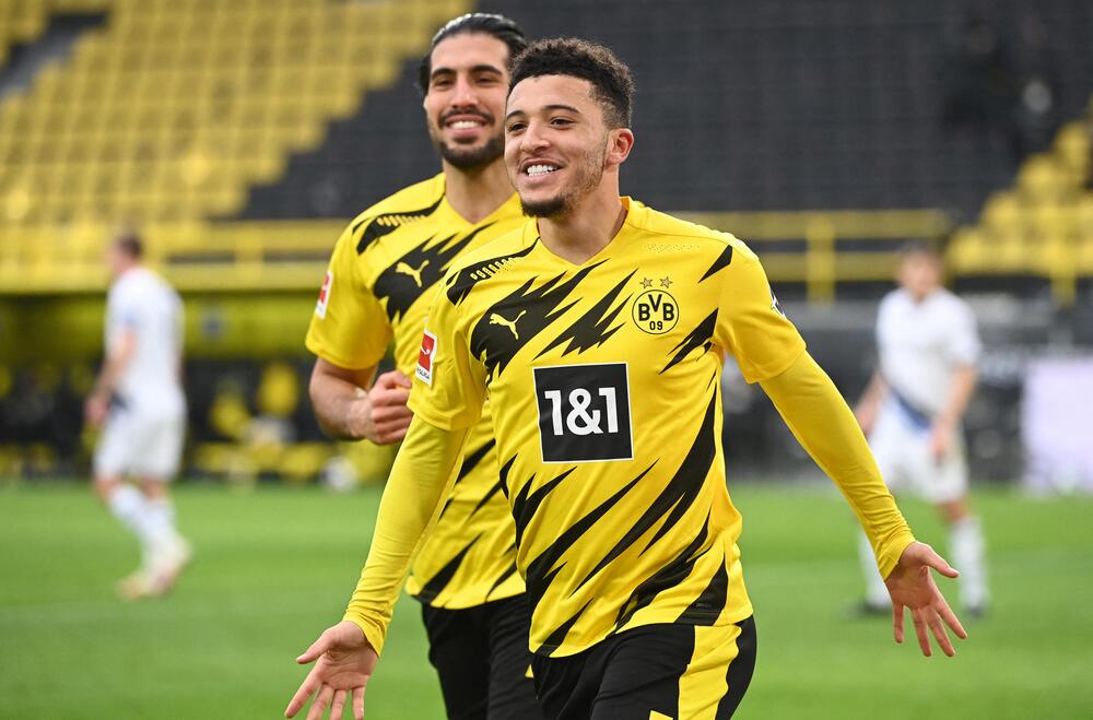 Jadon Sancho und Emre Can feiern ein Elfmetertor für Borussia Dortmund gegen Arminia Bielefeld