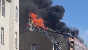 Feuerwehr kämpft mit Hitze - und Hagel