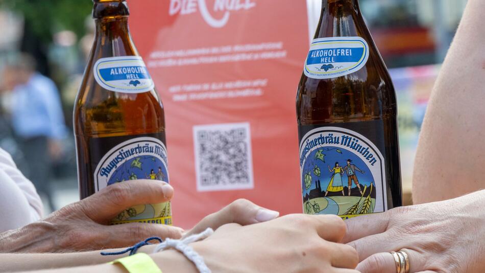 Zwei Bier-Trends in einer Flasche: Hell und alkoholfrei.