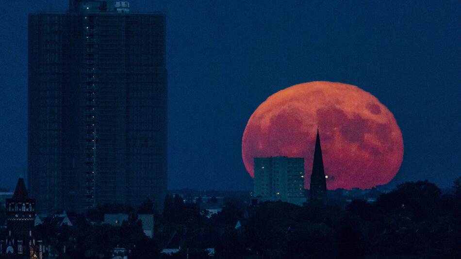 Erdbeermond