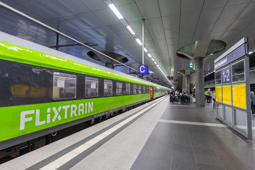 FlixTrain im Bahnhof