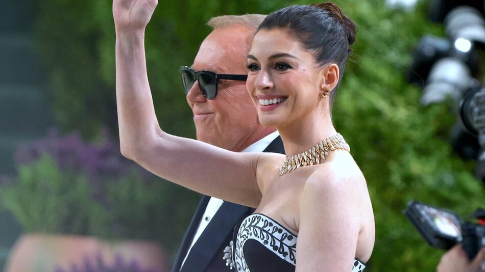 Anne Hathaway verkündet Baby-Überraschung auf Instagram