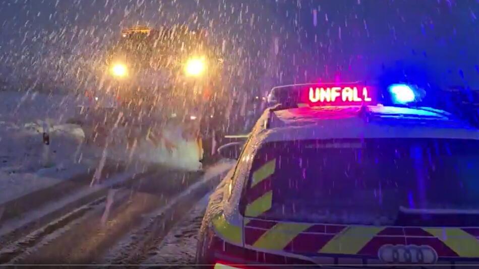 Unfälle auf glatten Straßen: Mehr Neuschnee am Donnerstag