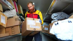 Unterwegs mit einem Paketboten im Weihnachtsstress