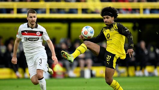 Karim Adeyemi spielt den Ball.