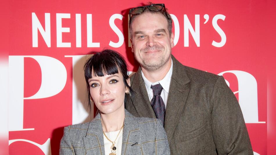 Lily Allen und David Harbour kontrollieren gegenseitig, welche Apps sie auf ihren Handys nutzen.