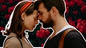 Frau und Mann, die traurig aneinander lehnen. 