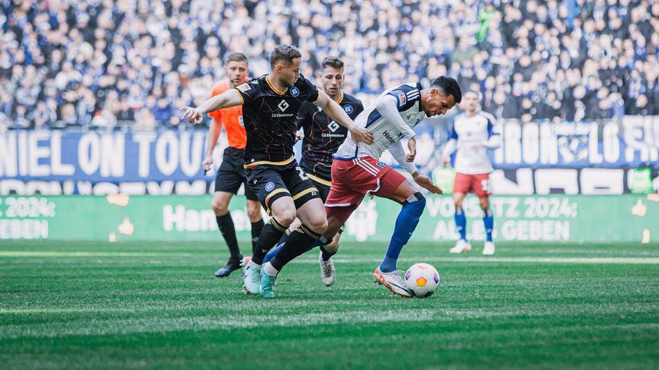 Karlsruhes Christoph Kobald und HSV-Stürmer Robert Glatzel kämpfen um den Ball.