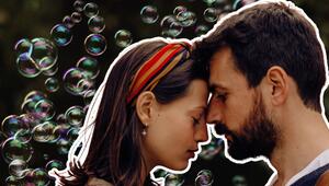 Frau und Mann, die traurig aneinander lehnen. 