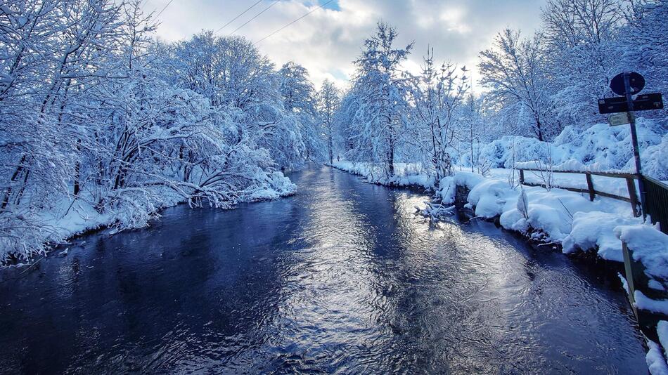 Fluss im Winter