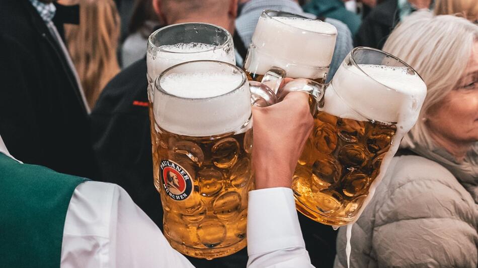 Auf dem Oktoberfest werden jedes Jahr rund sieben Millionen Liter Bier getrunken.