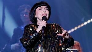 Mireille Mathieu auf der Bühne - so können deutsche Fans sie im nächsten Jahr zum letzten Mal ...