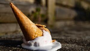 Eis, das heruntergefallen ist. 