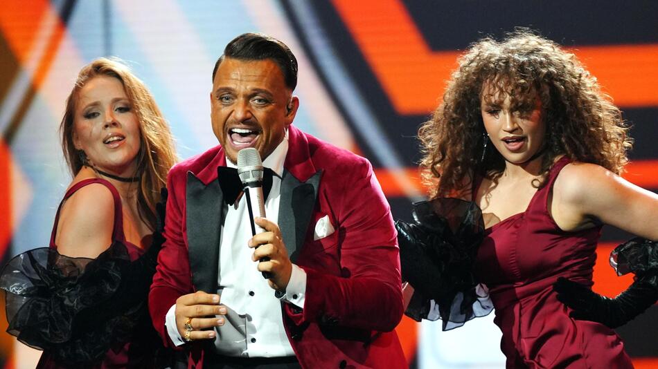 Dieter Bohlen nach DSDS-Voting wie versteinert - Menowin wie im Rausch