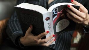 Eine Frau liest im Buch "Shades of Grey"