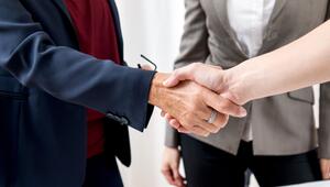 Personen schütteln sich die Hände