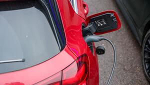 Elektroauto lädt an Ladesäule