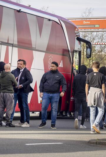 Die Ultras von Ajax Amsterdam konfrontieren die Mannschaft nach dem Spiel