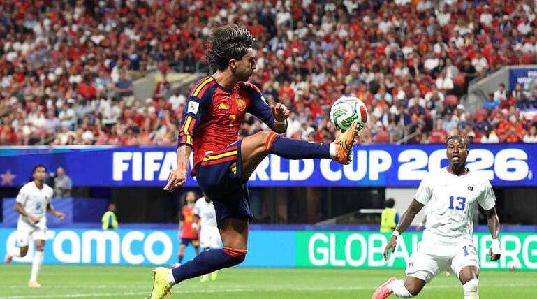 Ferran Torres nimmt gegen Kap Verde den Ball an.