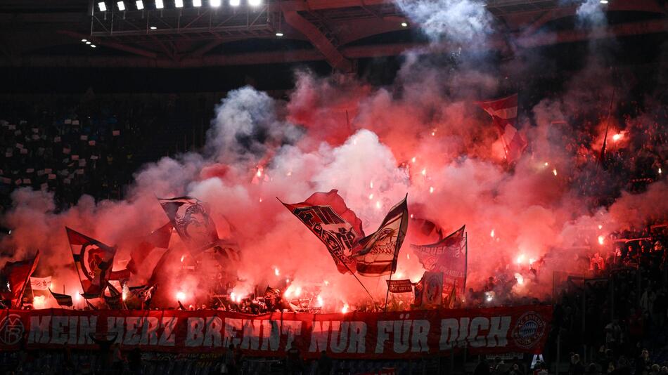 Die Bayern-Fans brennen während der Partie bei Lazio Rom in ihrem Block ein Feuerwerk ab