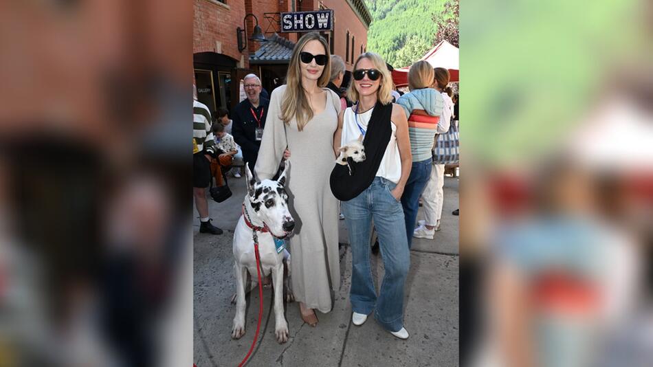 Angelina Jolie (li.) mit Naomi Watts in Colorado.