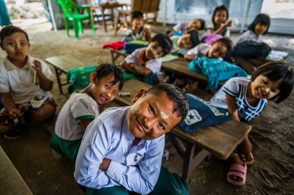 Kinder auf Schulbänken