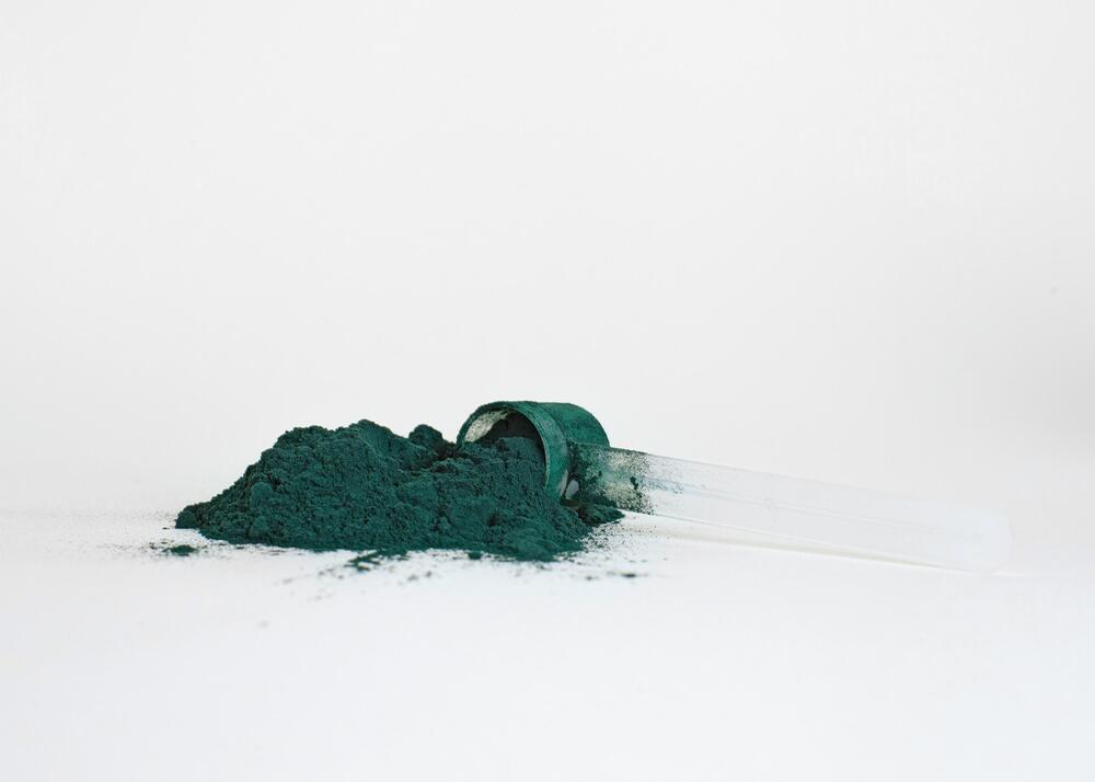 Spirulina-Puder enthält Stoffe, die sehr gut sind.