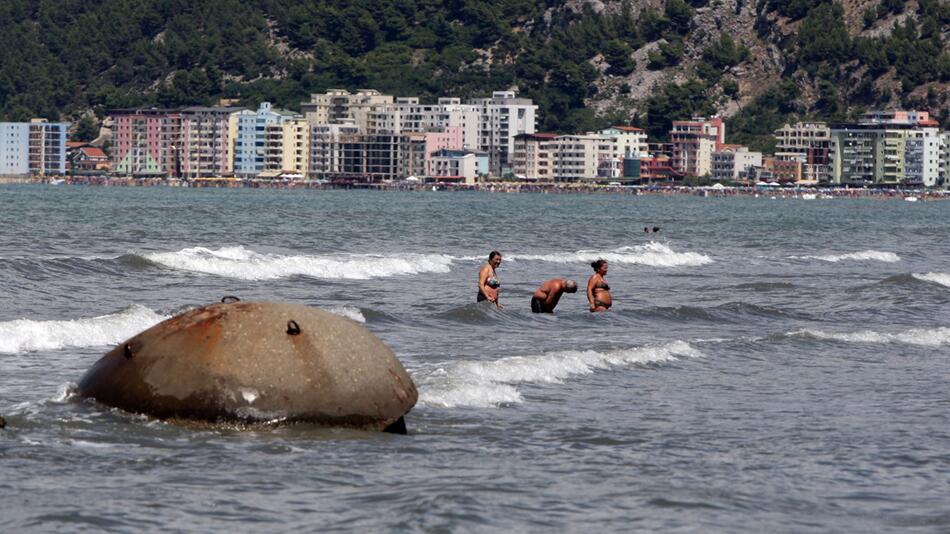 Menschen baden bei einem Bunker an der Adria bei Shengjin