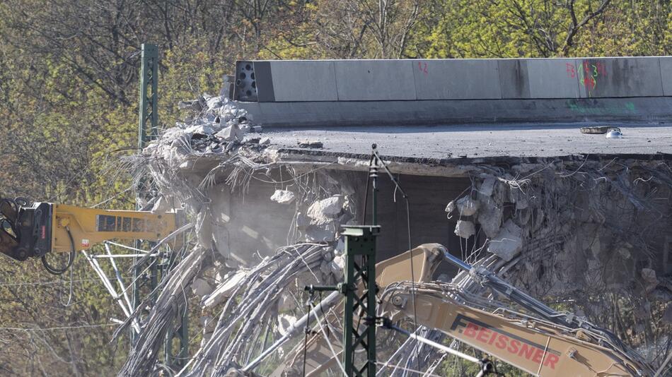 Abbrucharbeiten der Ringbahnbrücke