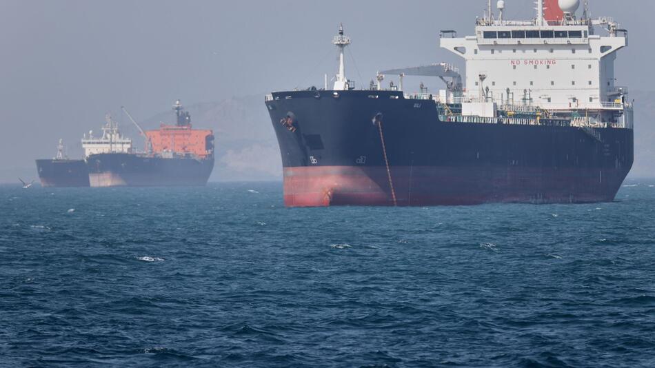 Iran attackiert Ölanlagen in Emiraten - USA versenken Boote