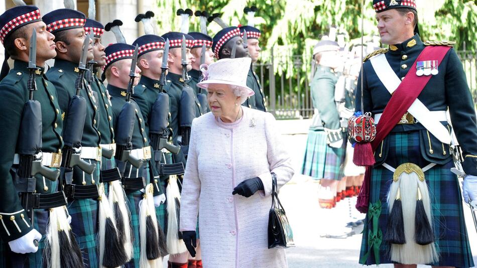 So startete Queen Elizabeth II. stets ihre Sommerferien - mit einem Gruß an ihre Wachmannschaft ...